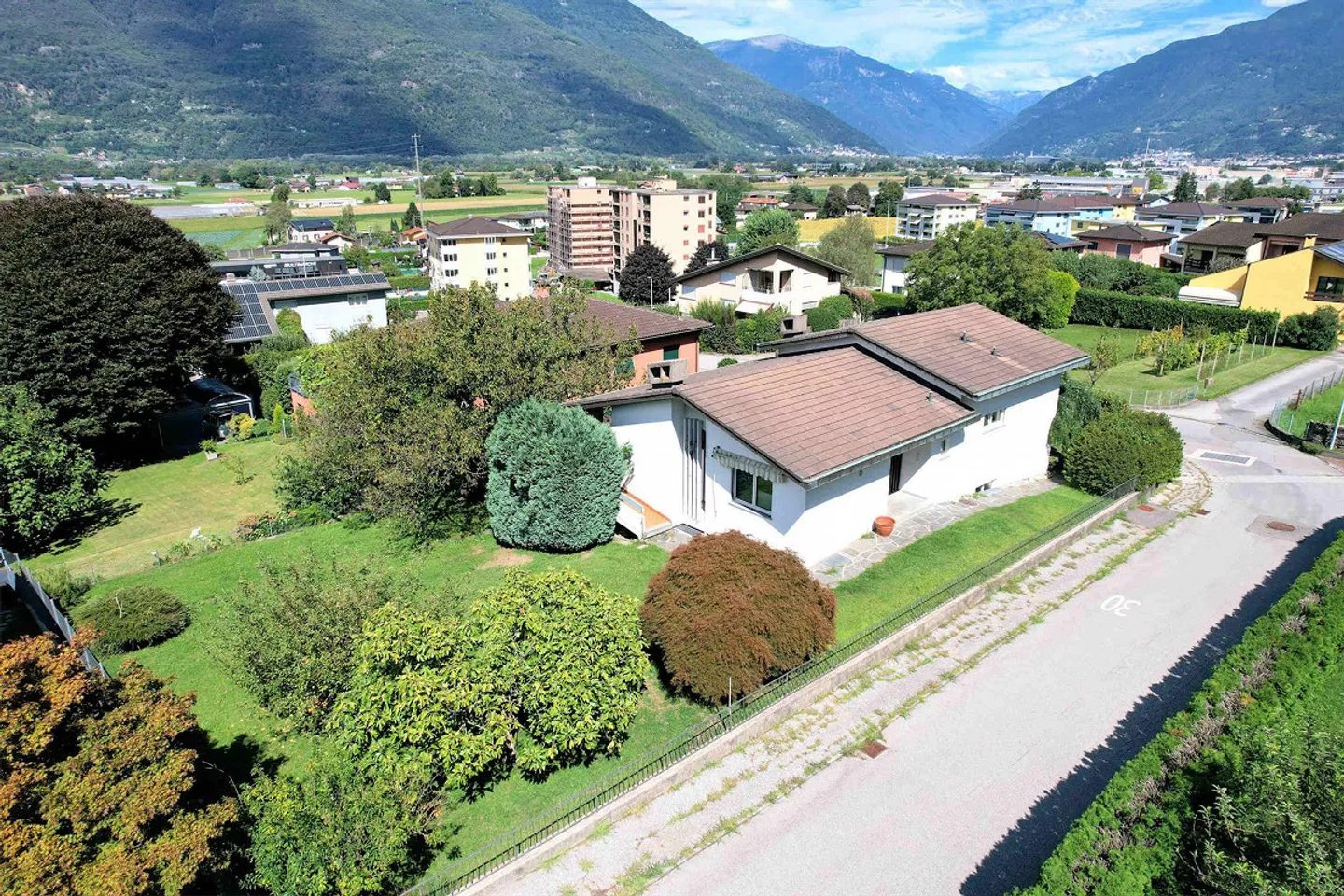 Haus mit großem Grundstück in einem prestigeträchtigen Wohnviertel - Foto 3 von 18