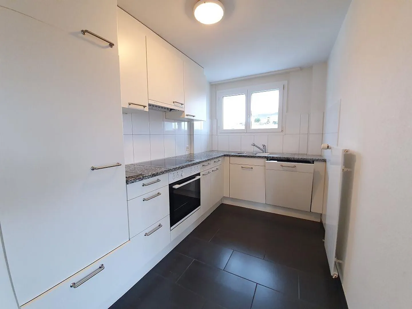 Spacious, bright apartment for rent in Herblingen - Photo 3 of 10