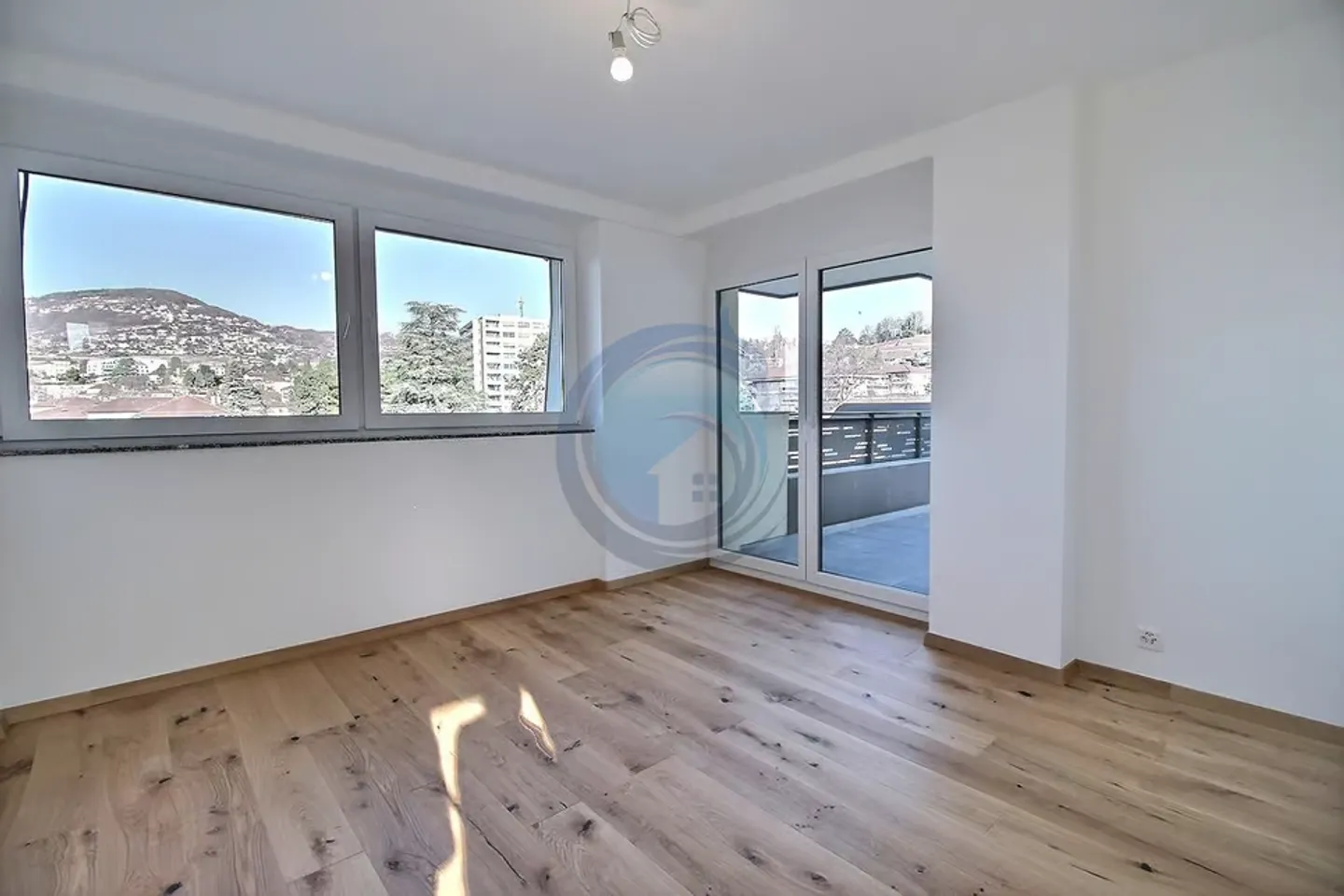 MAGNIFICO APPARTAMENTO DI ALTA QUALITÀ CON 4,5 STANZE E BALCONI - Foto 9 di 13