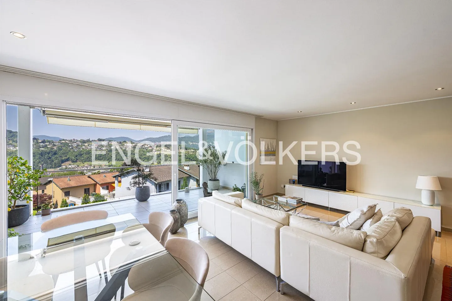 Modern apartment with terrace and open view - Photo 1 of 13