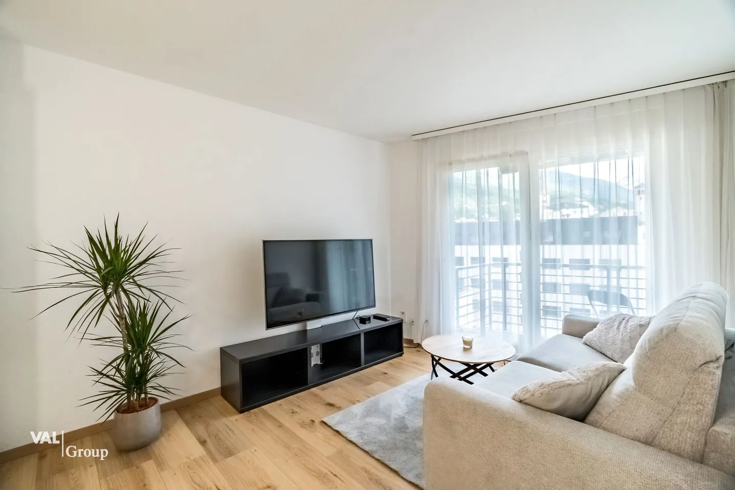 Bright, furnished apartment in an excellent, central location in the heart of Visp - Photo 4 of 13