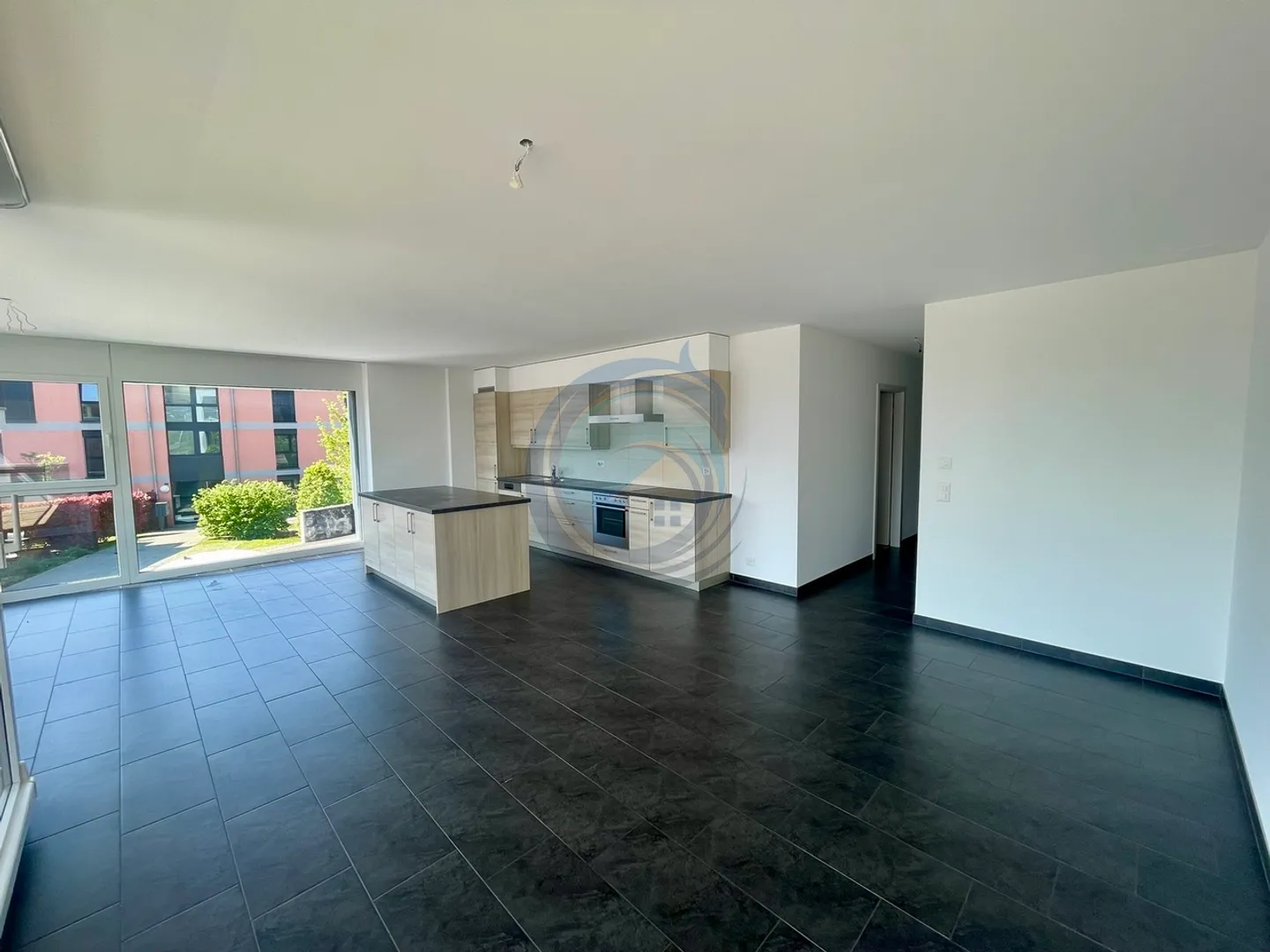 MAGNIFICENT 4.5-ROOM APARTMENT - Photo 2 of 15