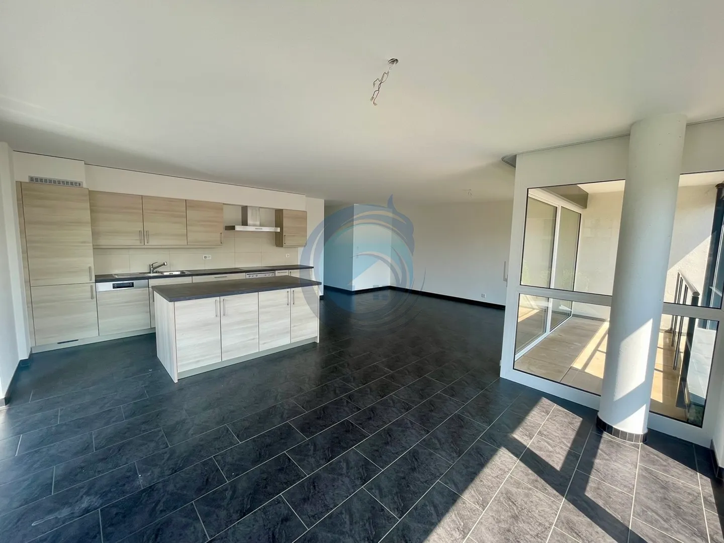 MAGNIFICENT 4.5-ROOM APARTMENT - Photo 3 of 15