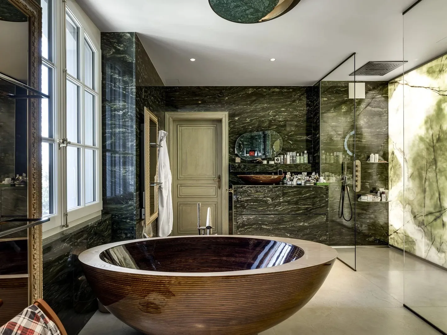 Magnificent, fully renovated mansion - Photo 12 of 13