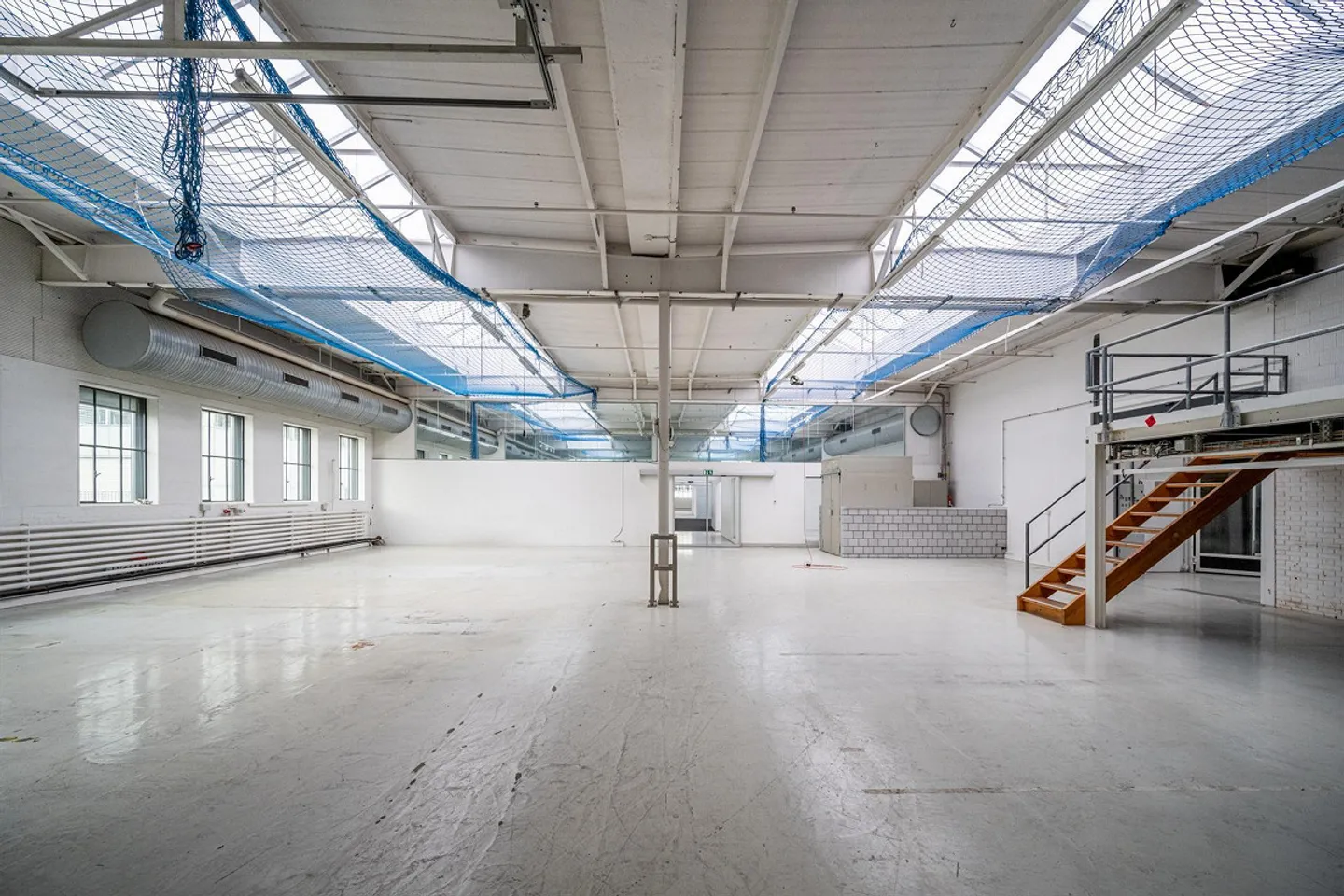 Spazi commerciali, uffici e magazzini, adatti a camion, da 900 a 6’200 m2 - Foto 2 di 17