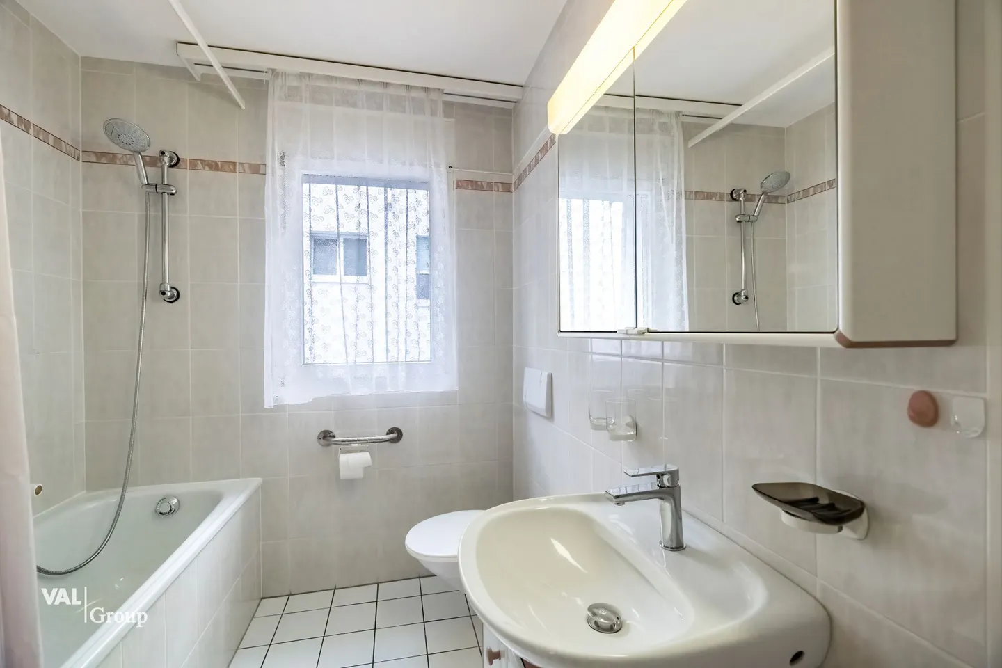 Bright, furnished apartment in an excellent, central location in the heart of Visp - Photo 10 of 13