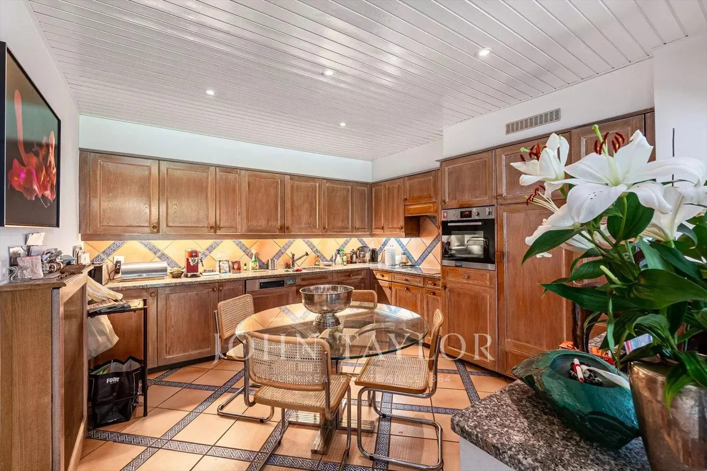 Spacious 212 m² apartment in a sought-after residential area - Photo 4 of 9