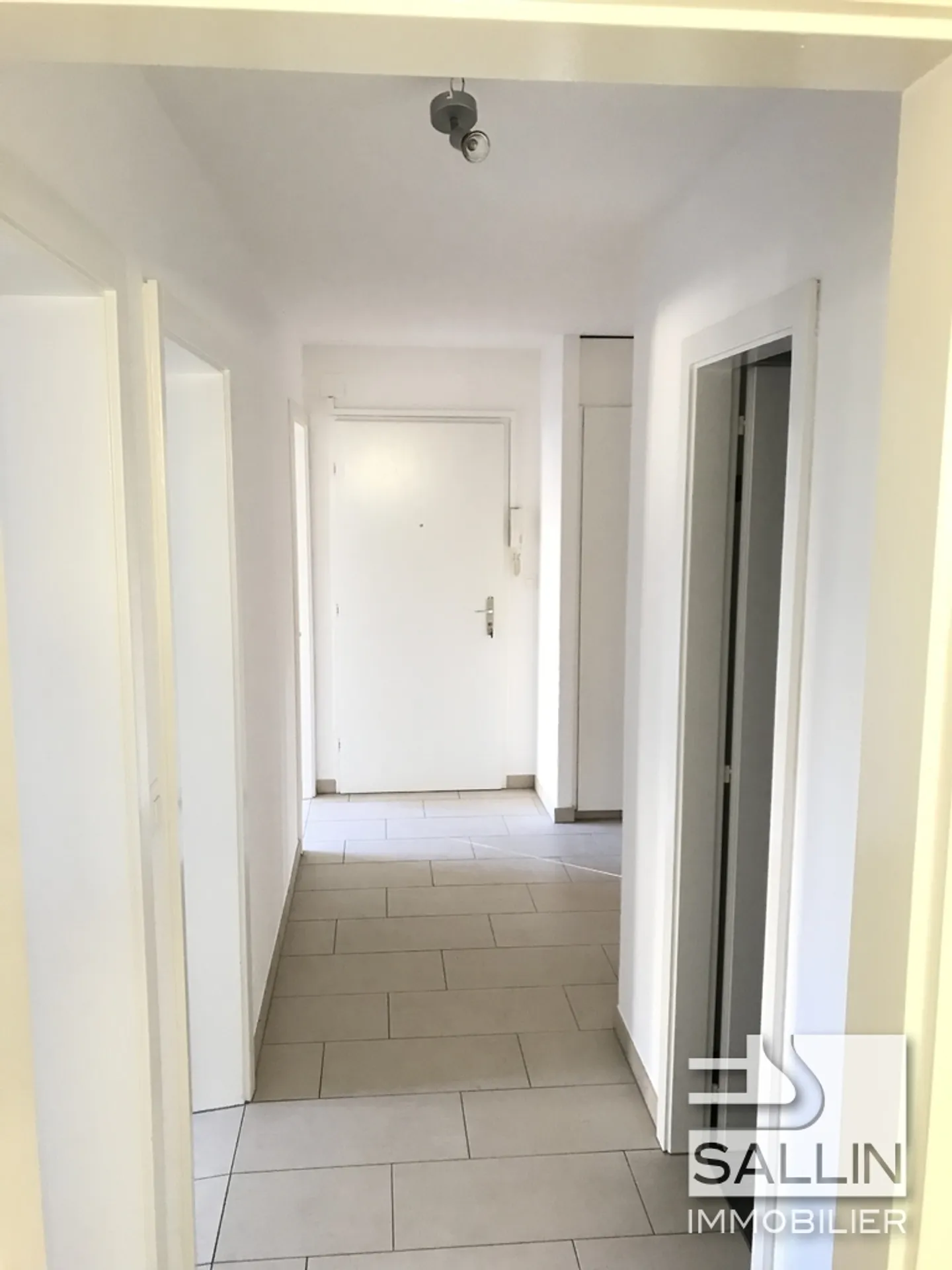 Bellissimo e spazioso appartamento con 4,5 stanze - Foto 8 di 9