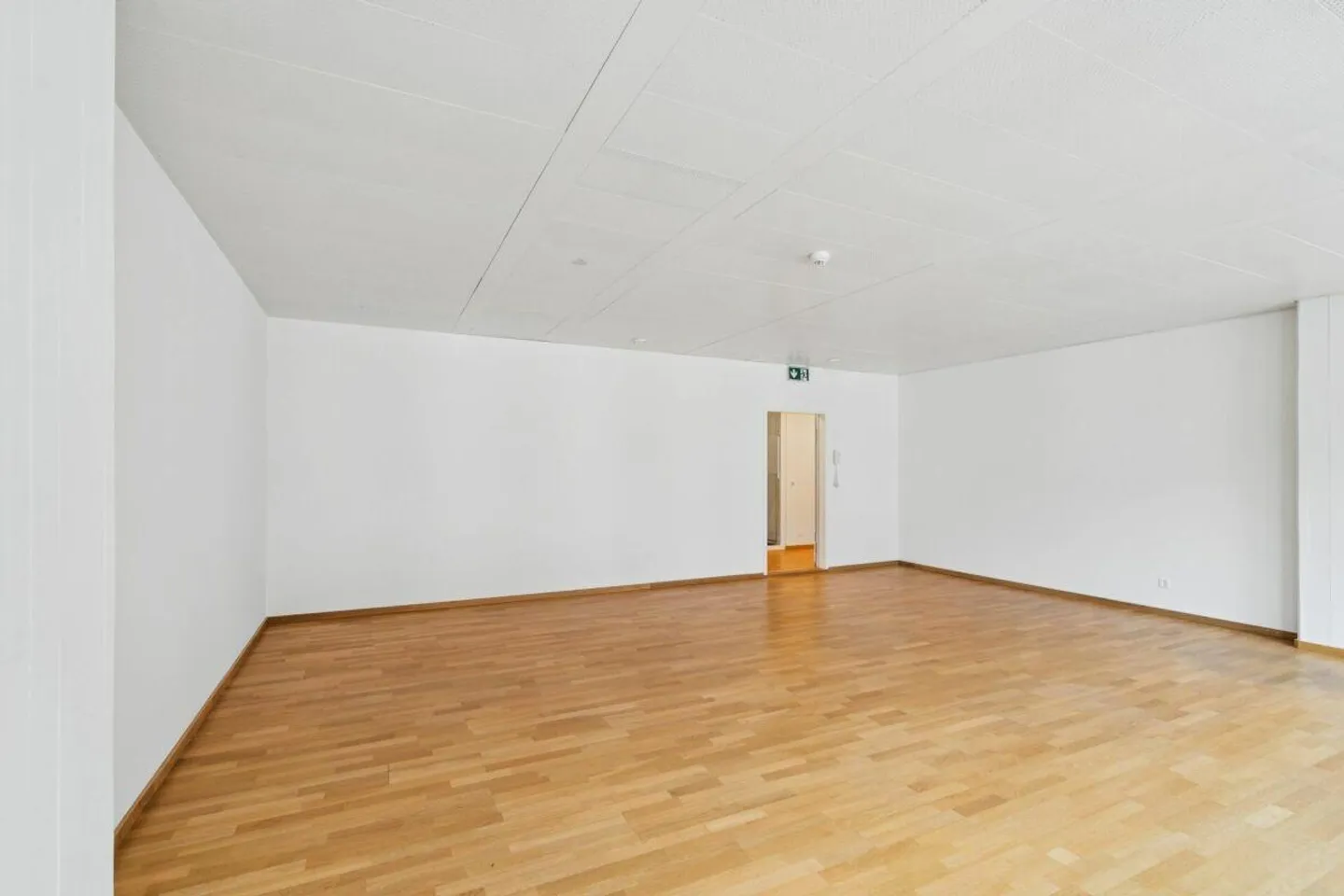 Bureau spacieux et lumineux au 4ème étage - Photo 2 sur 10