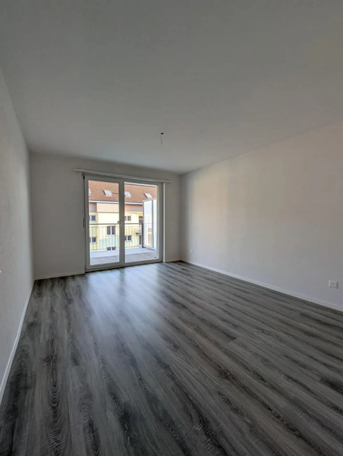 Appartamento moderno di 3,5 locali con balcone al 1° piano / Promozione affitto - Foto 3 di 9