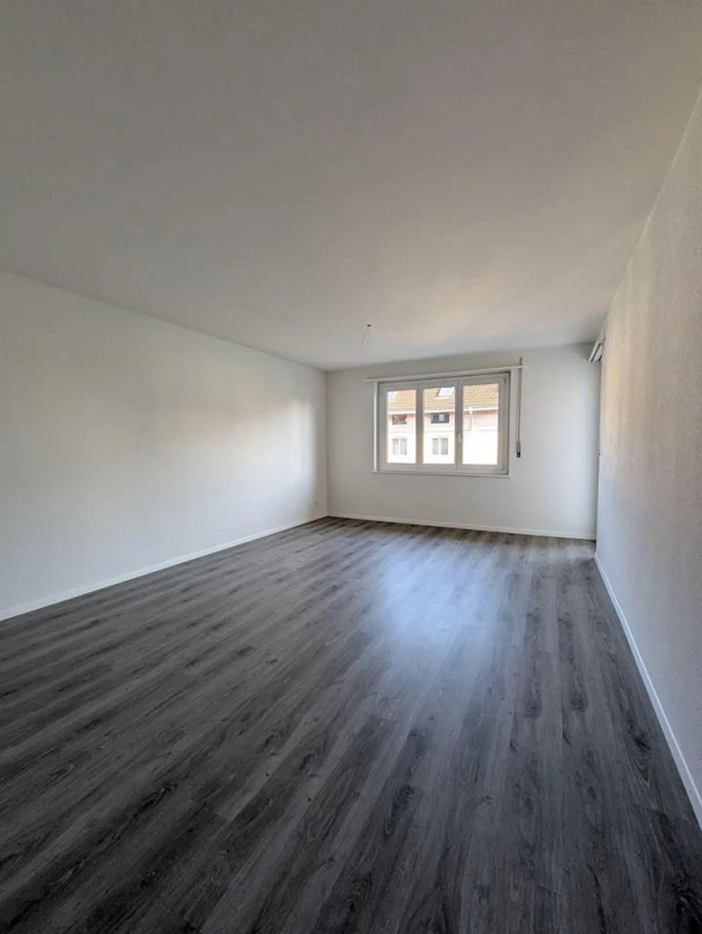 Appartamento moderno di 3,5 locali con balcone al 1° piano / Promozione affitto - Foto 2 di 9