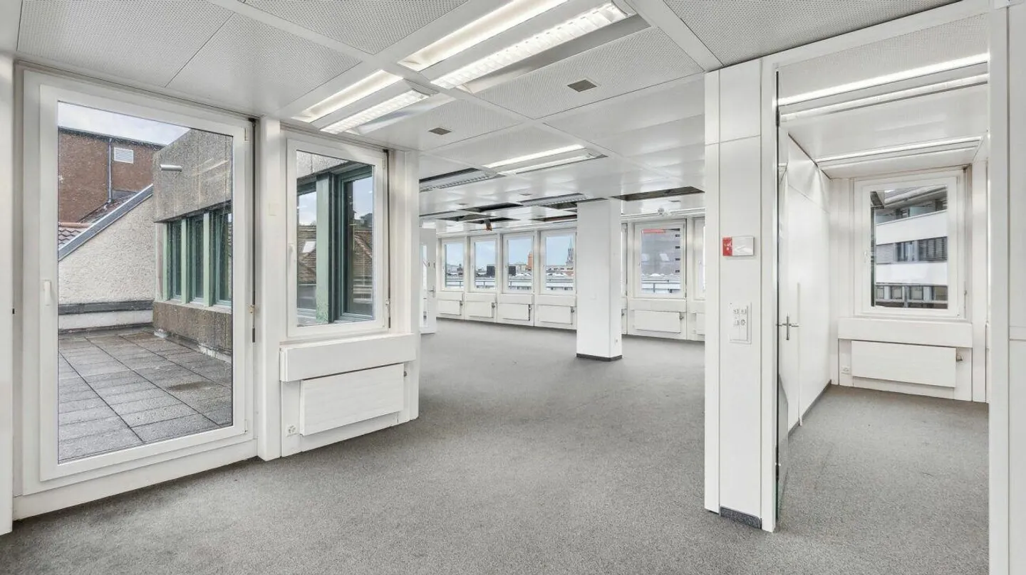 Lavorare sopra i tetti di San Gallo: ufficio di 231 m² con terrazza - Foto 3 di 12