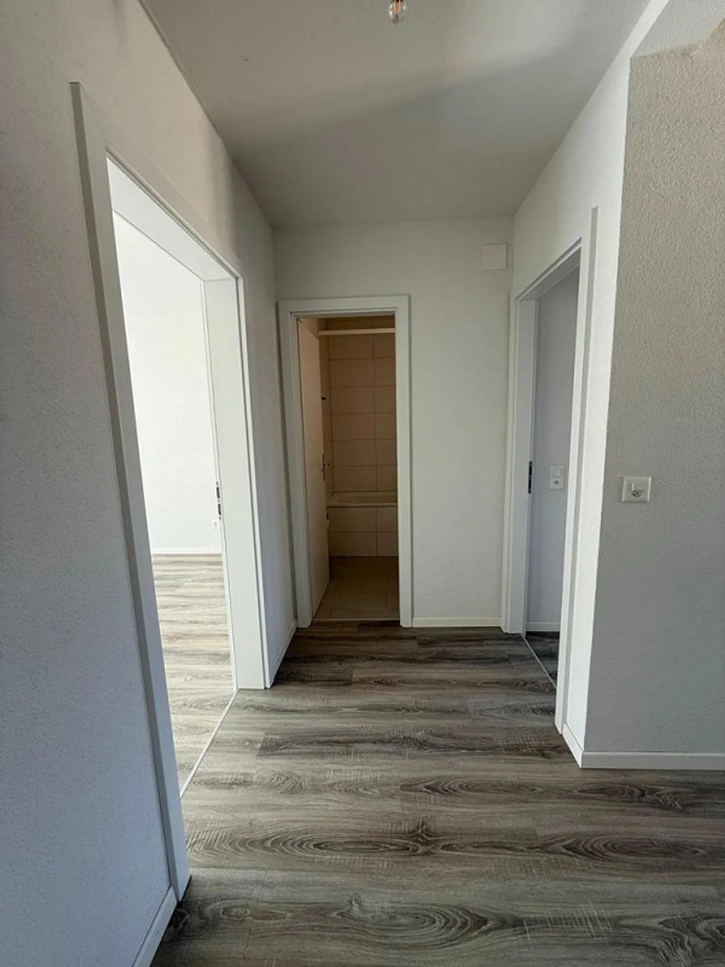 Appartamento moderno di 3,5 locali con balcone al 1° piano / Promozione affitto - Foto 6 di 9
