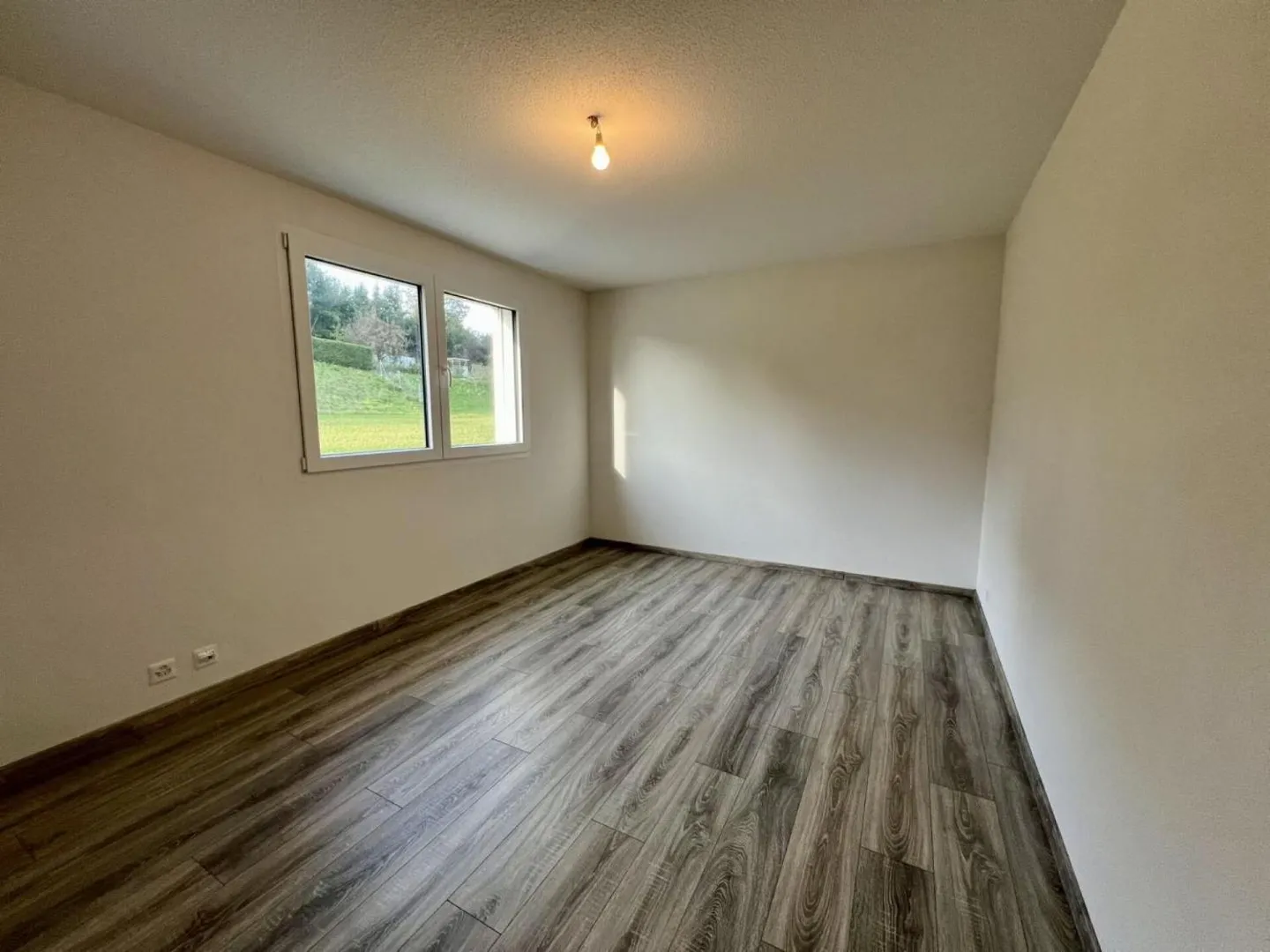Appartement mansardé de 4.5 pièces à Domdidier - 1er loyer gratuit ! - Photo 10 sur 13