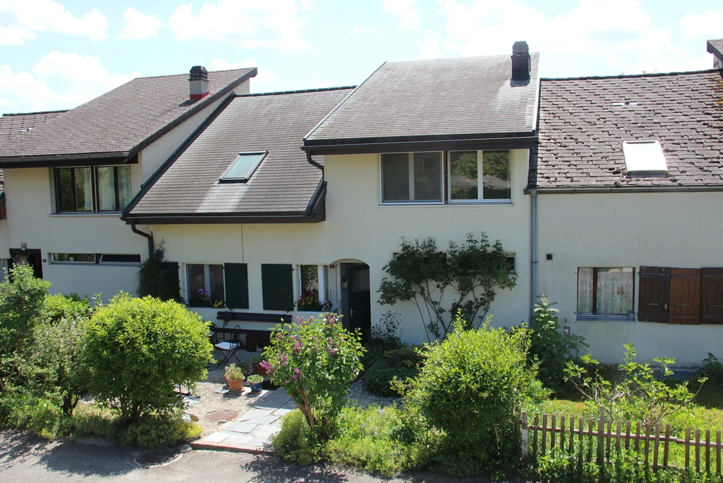 Casa a schiera luminosa con veranda e giardino - situata in una strada senza uscita - Foto 1 di 17