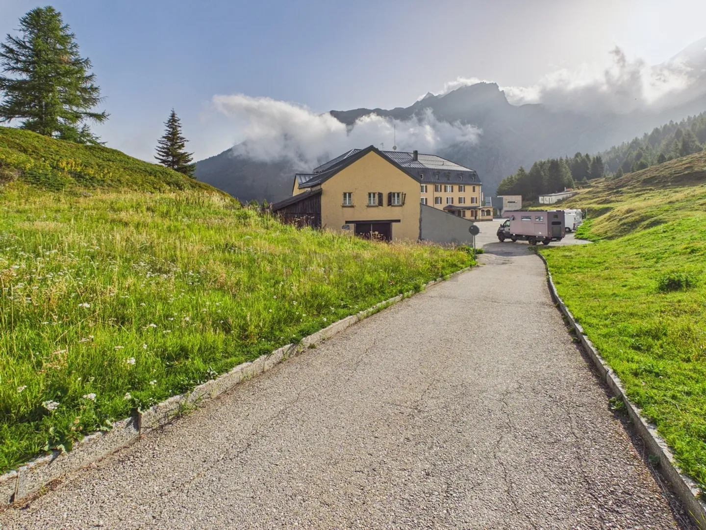Historical Pass Jewel at 2,005 m above sea level: 228 m² of living space, alpine dream backdrop and versatile use - Photo 4 of 8