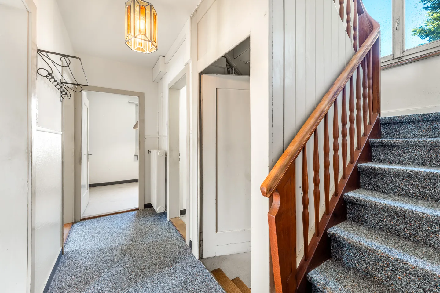 Pretty single-family house with plenty of outdoor space and great potential - Photo 3 of 8