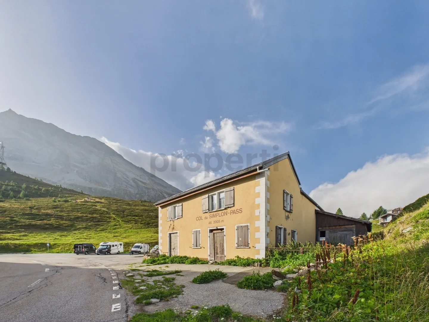 Historical Pass Jewel at 2,005 m above sea level: 228 m² of living space, alpine dream backdrop and versatile use - Photo 7 of 8