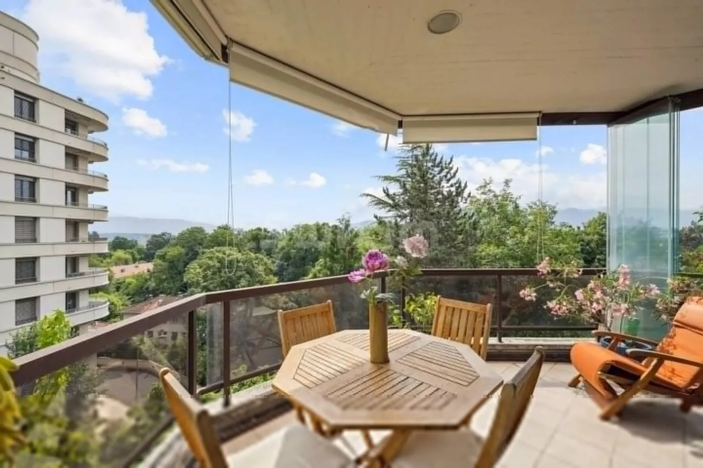 apartment with large balcony and view of Mont-Blanc - Photo 2 of 7