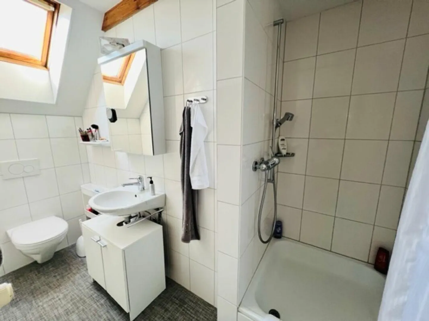 Spacious penthouse apartment with garden share - Photo 8 of 13