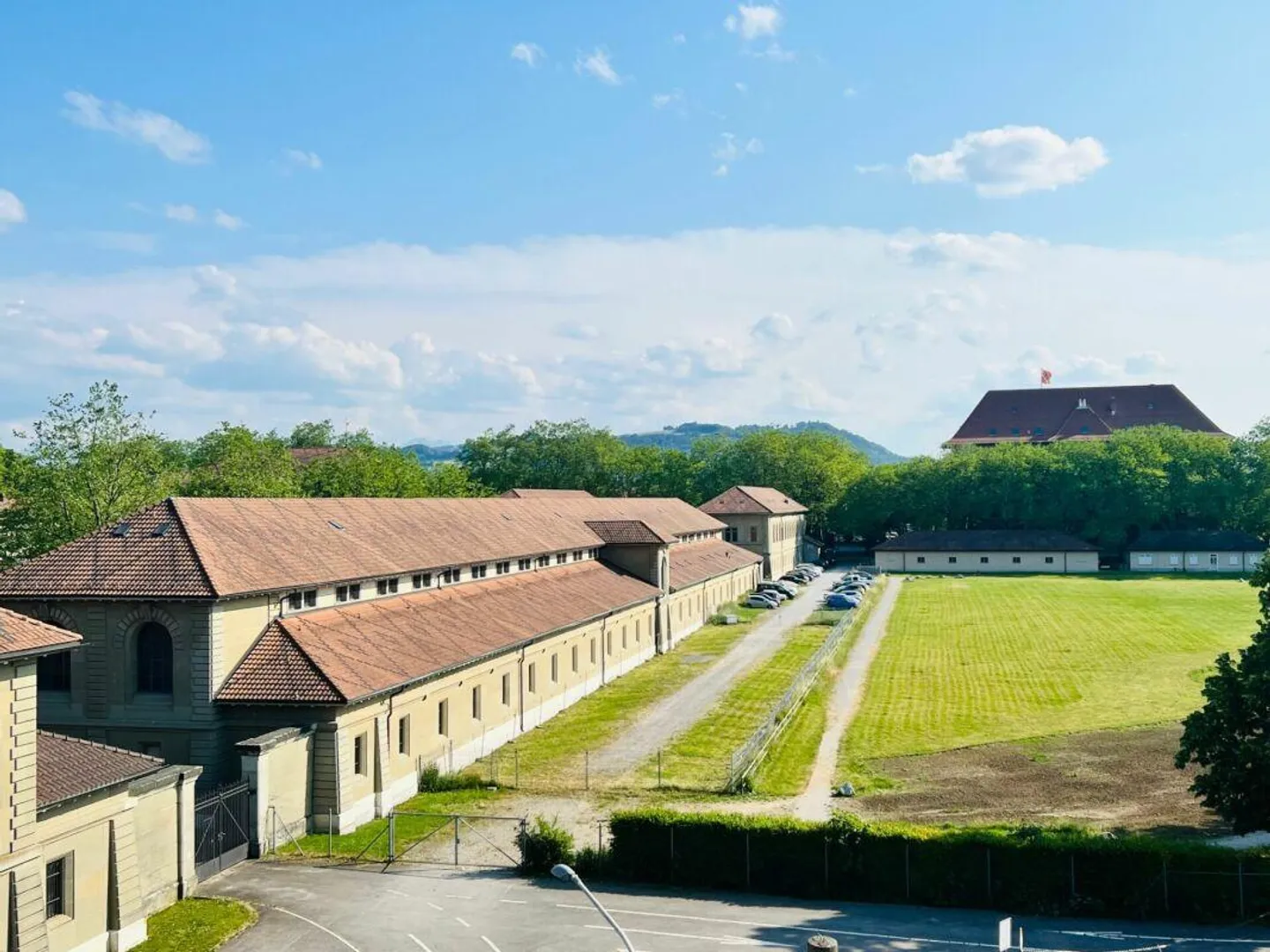 Spacious penthouse apartment with garden share - Photo 10 of 13