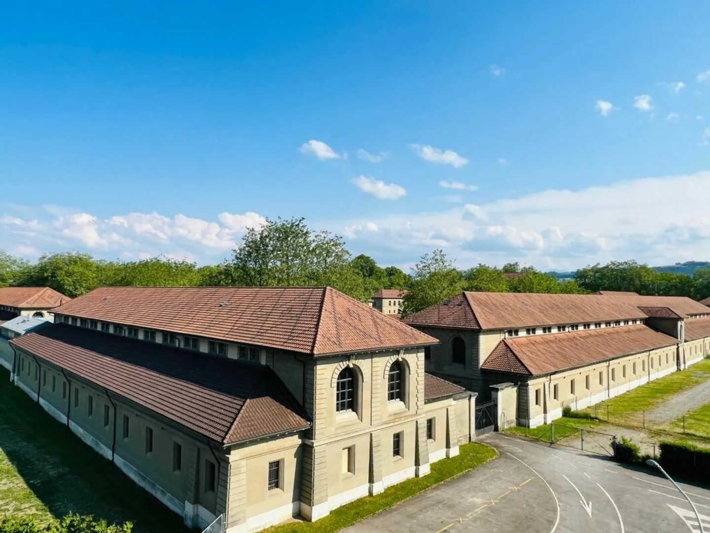 Spacious penthouse apartment with garden share - Photo 12 of 13