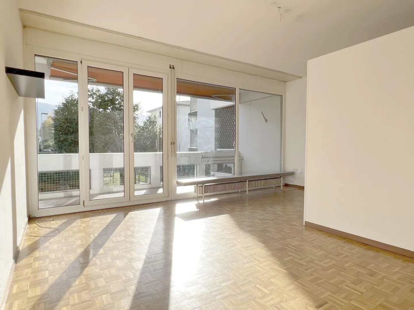 BELLINZONA | LARGE ONE-ROOM APARTMENT | BALCONY - Photo 5 of 9