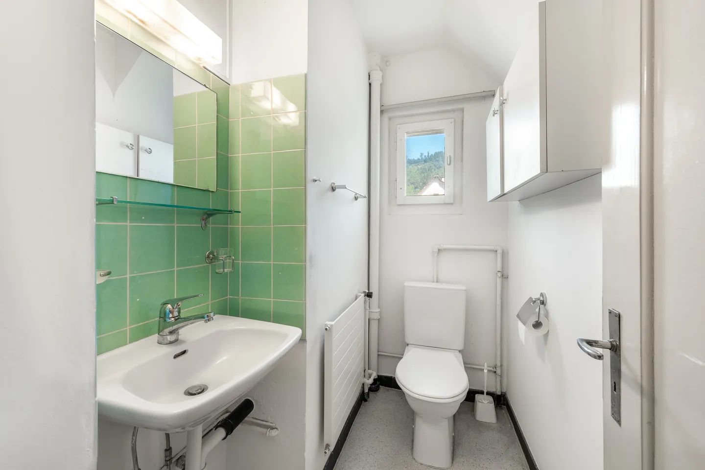 Pretty single-family house with plenty of outdoor space and great potential - Photo 7 of 8