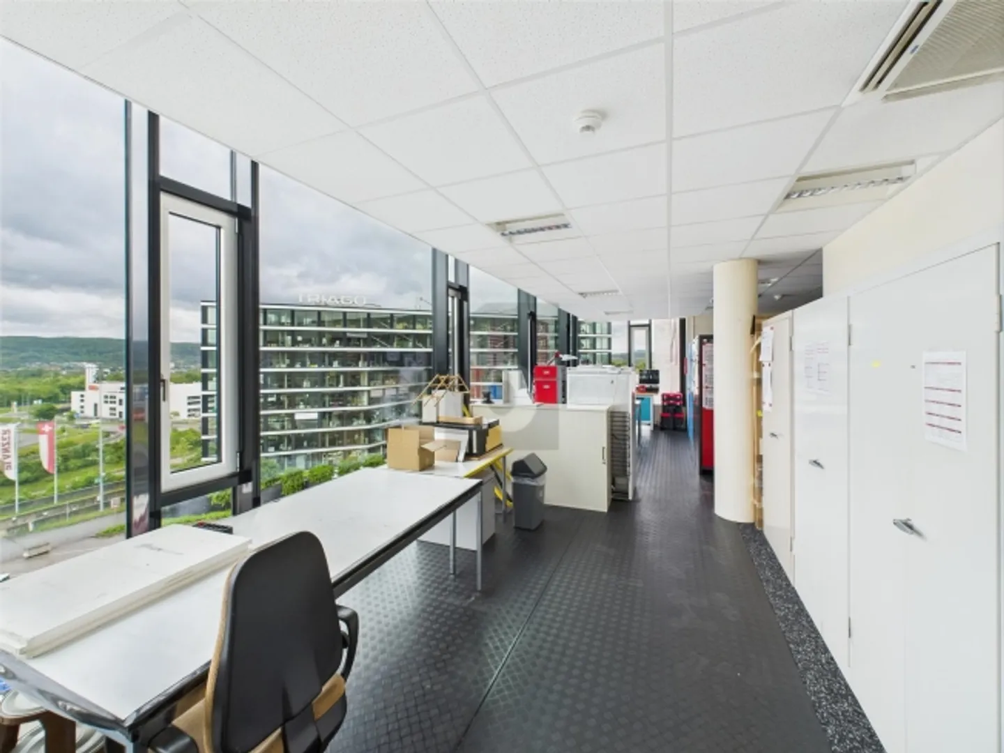 UTILISATION POLYVALENTE, AVEC UN STOCKAGE PROPRE - Photo 1 sur 6