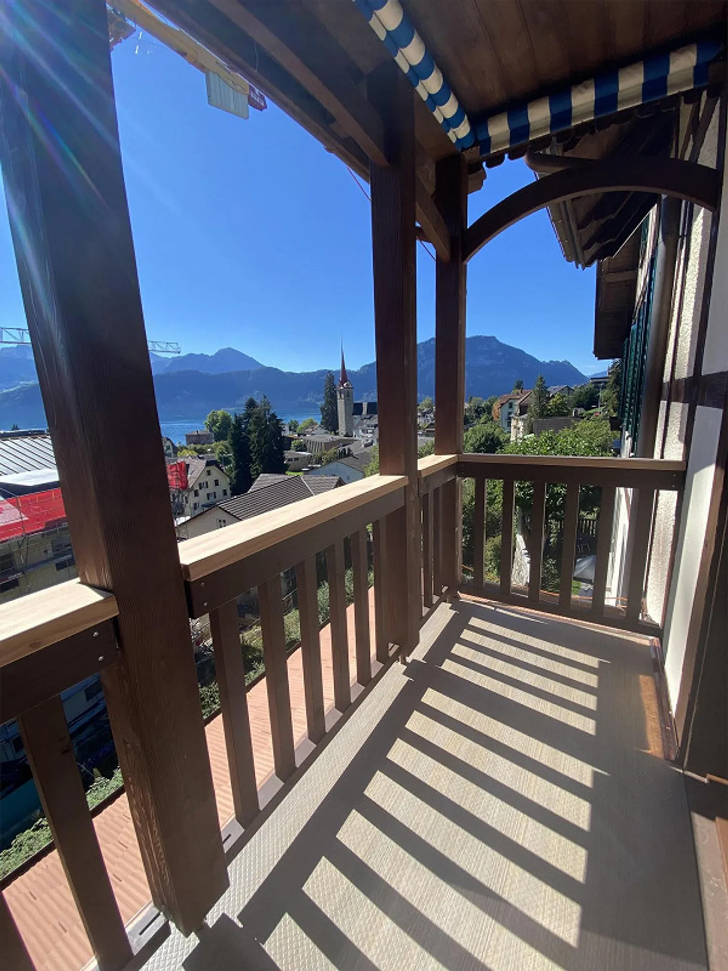 Appartement de 4,5 pièces pour les amateurs (115 m2) avec panorama sur le lac et les montagnes - Photo 10 sur 19