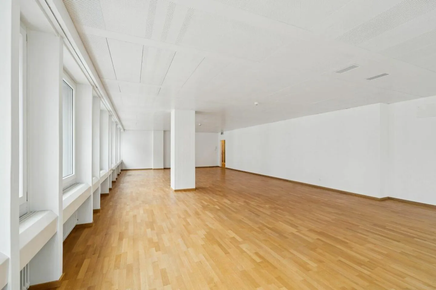 Ufficio luminoso con vista sul cortile - Foto 2 di 10