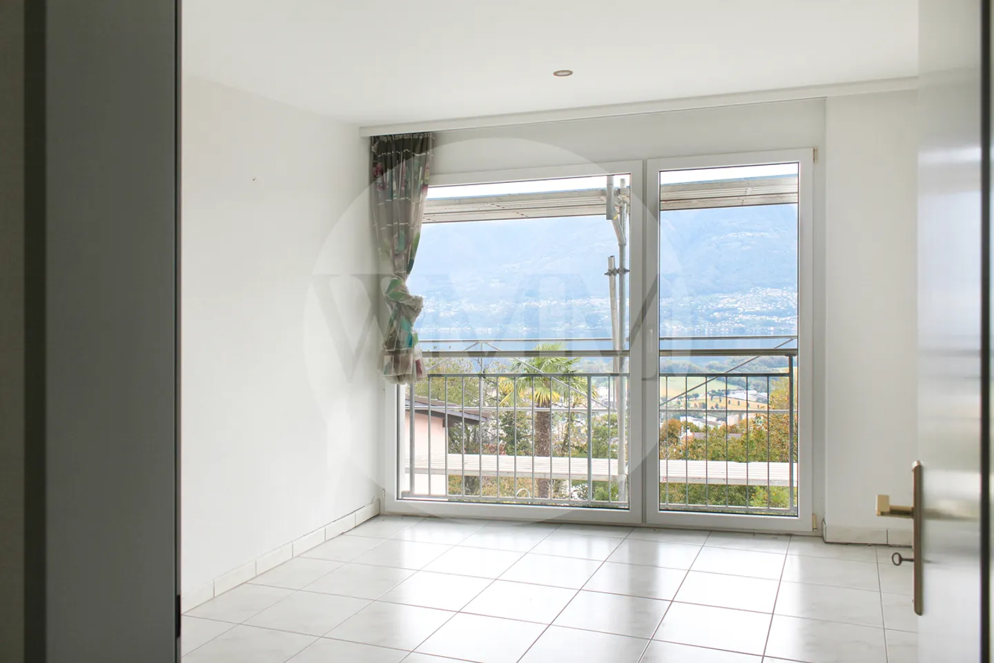 4.5-ZIMMER-WOHNUNG MIT GROSSER TERRASSE UND SEEBLICK - Foto 3 von 10