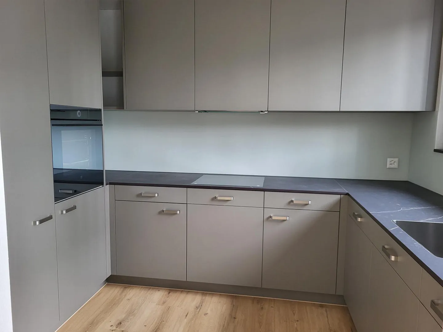 Moderno, luminoso appartamento di 2,5 stanze in una zona verde con posizione soleggiata e vista! - Foto 3 di 7