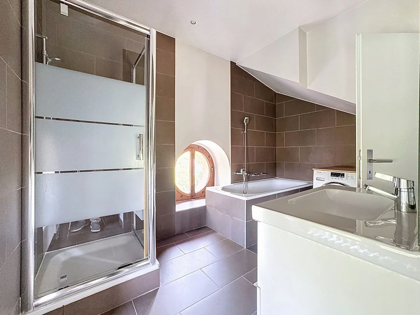 Seltenes, außergewöhnliches Herrenhaus - 3 luxuriöse Wohnungen mit Panoramaterrasse und baumgesäumtem Park - Foto 7 von 13