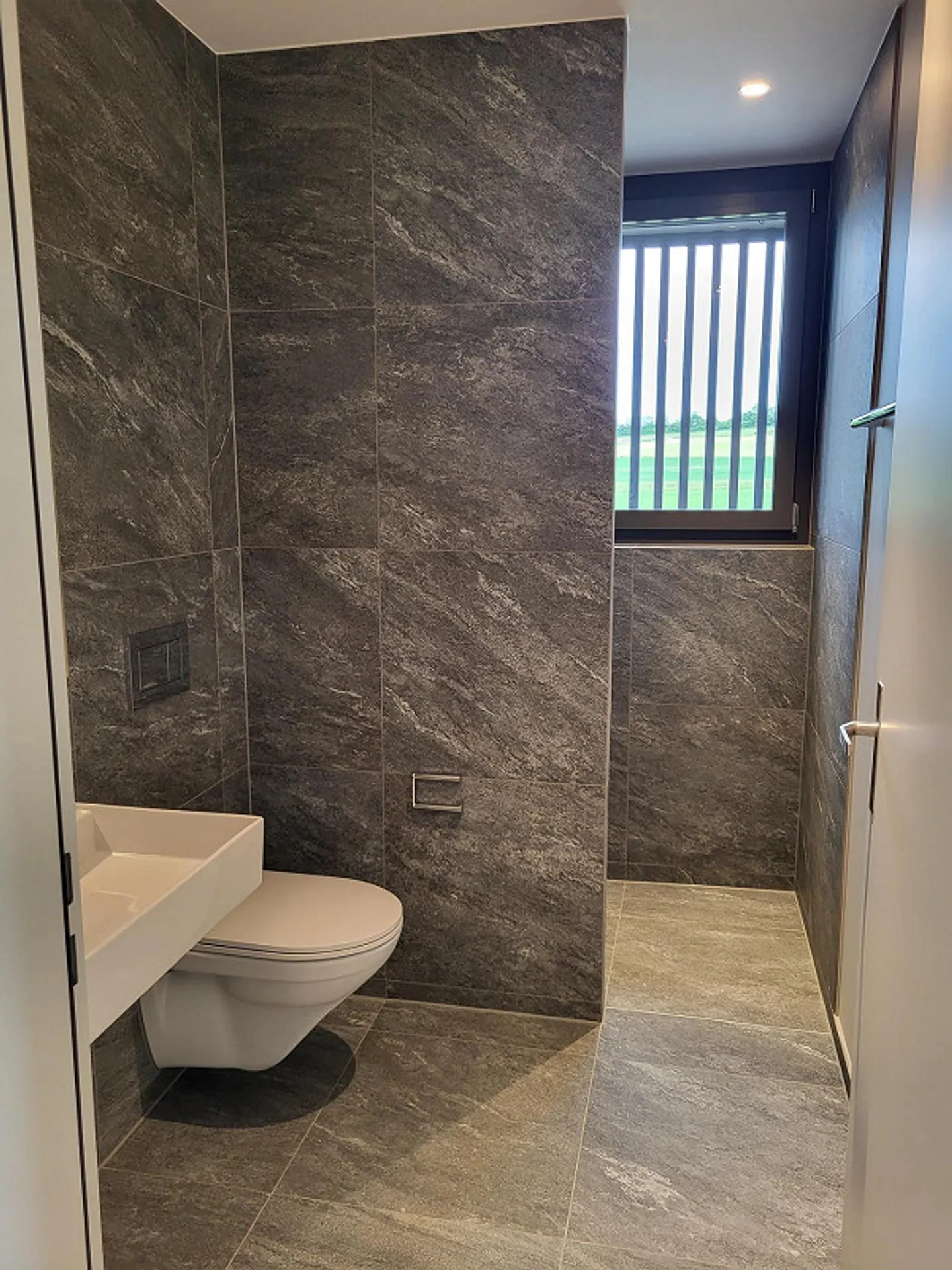 Moderno, luminoso appartamento di 2,5 stanze in una zona verde con posizione soleggiata e vista! - Foto 4 di 7