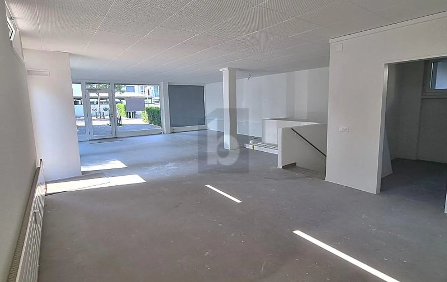SPACIEUX ET CENTRAL DANS LE CENTRE DU VILLAGE - Photo 2 sur 4