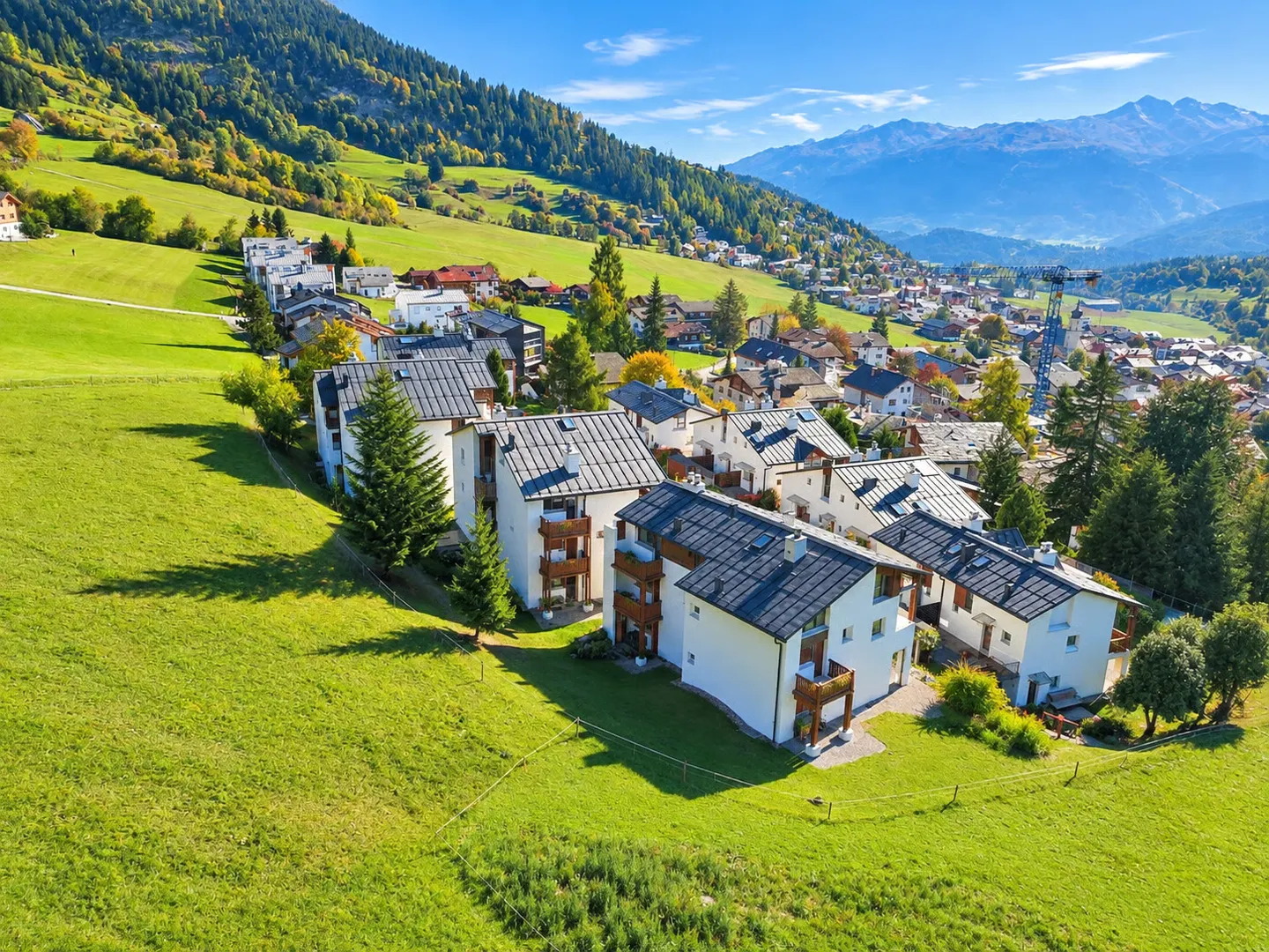 Charmante 2.5-Zimmer-Maisonette-Wohnung mit Bergpanorama in Flims-Dorf - Photo 2 of 13