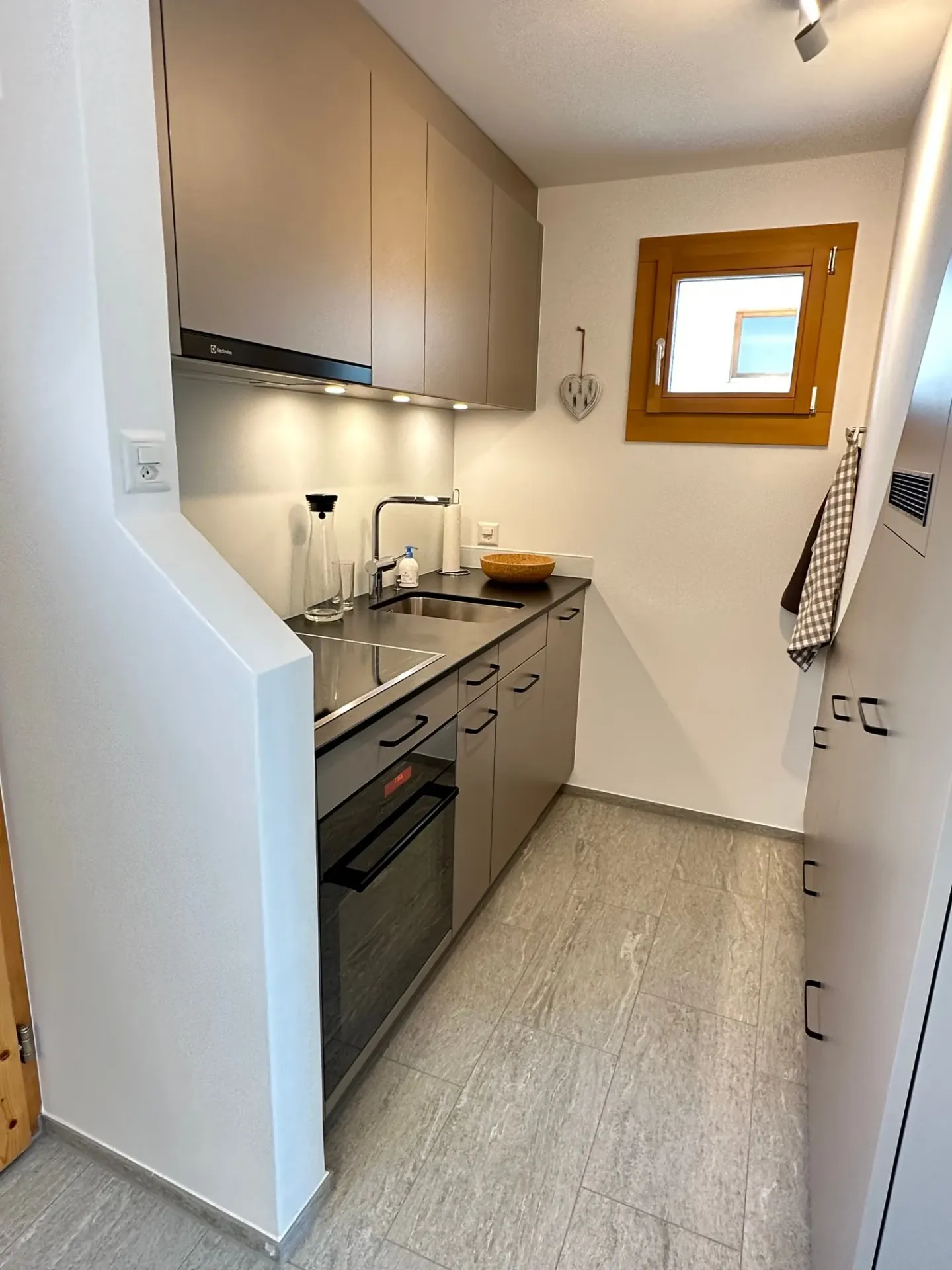 Charmante 2.5-Zimmer-Maisonette-Wohnung mit Bergpanorama in Flims-Dorf - Photo 8 of 13