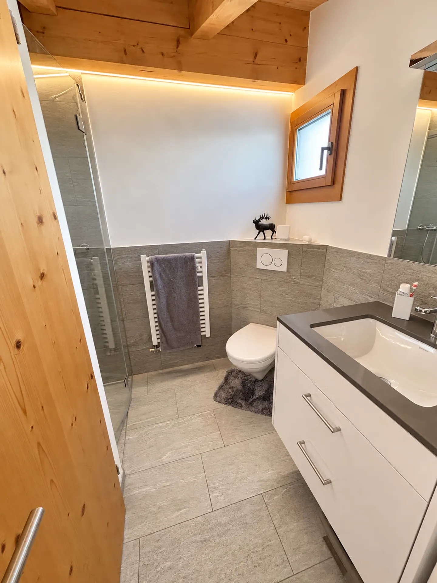 Charmante 2.5-Zimmer-Maisonette-Wohnung mit Bergpanorama in Flims-Dorf - Photo 12 of 13