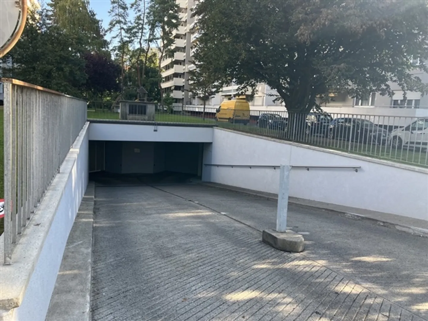 Posto auto con stazione di ricarica elettrica in affitto in garage sotterraneo. - Foto 2 di 2