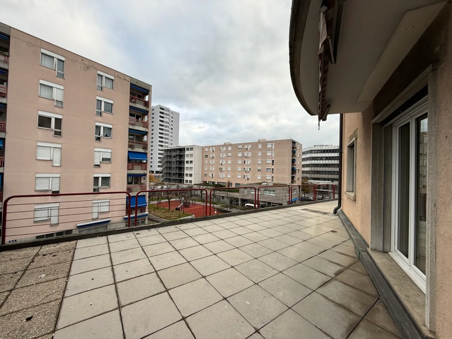 4.5 rooms with large terrace - Photo 8 of 8