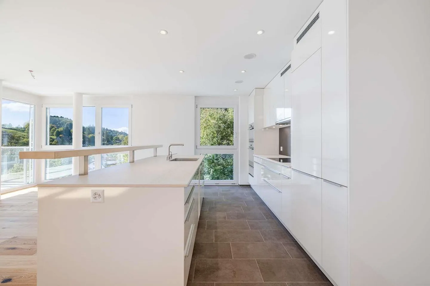 Attractive 4.5 Room Condominium with a View for Rent - Photo 4 of 15