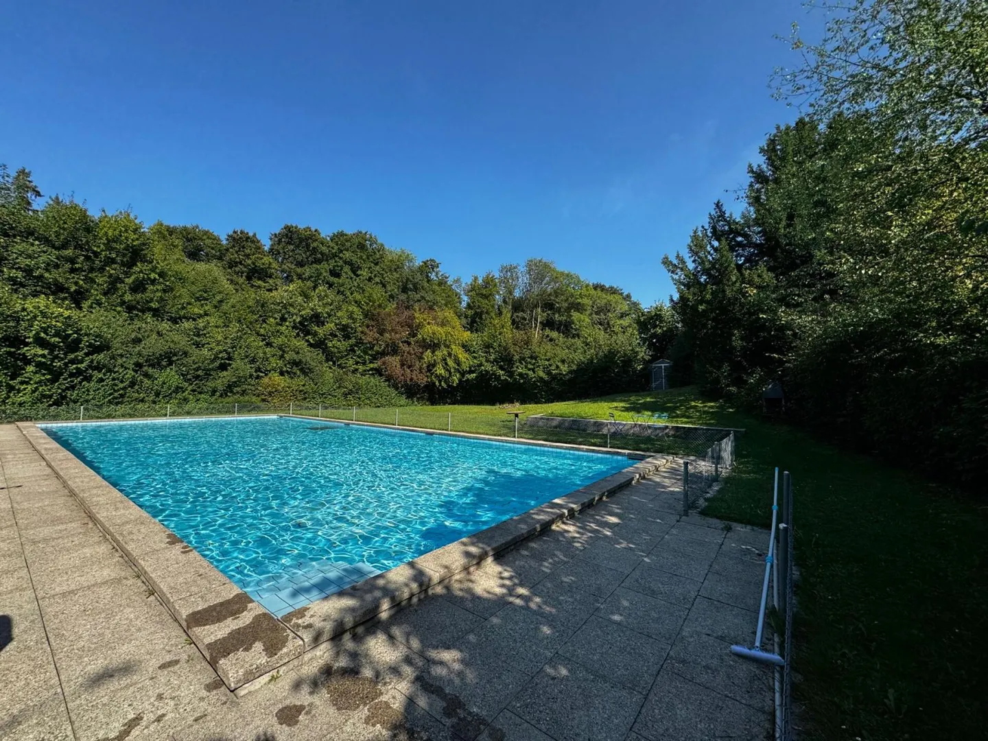 Casa a schiera moderna con piscina comunitaria - Foto 3 di 15