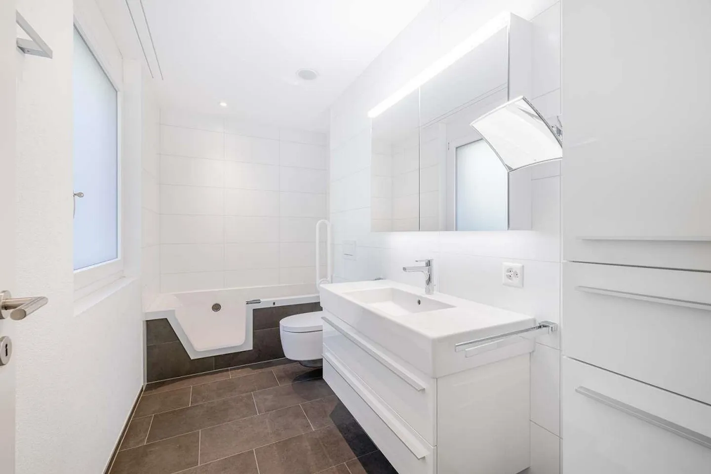 Attractive 4.5 Room Condominium with a View for Rent - Photo 8 of 15