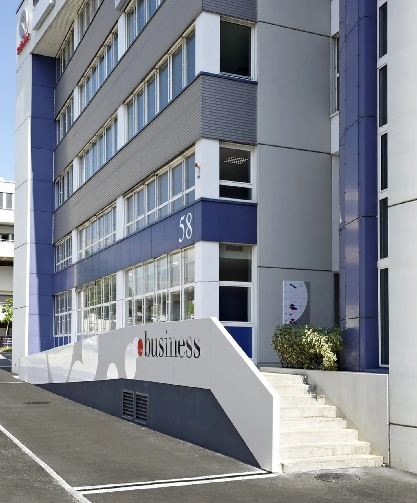 Bureau dans le Centre d'Affaires - Photo 2 sur 4