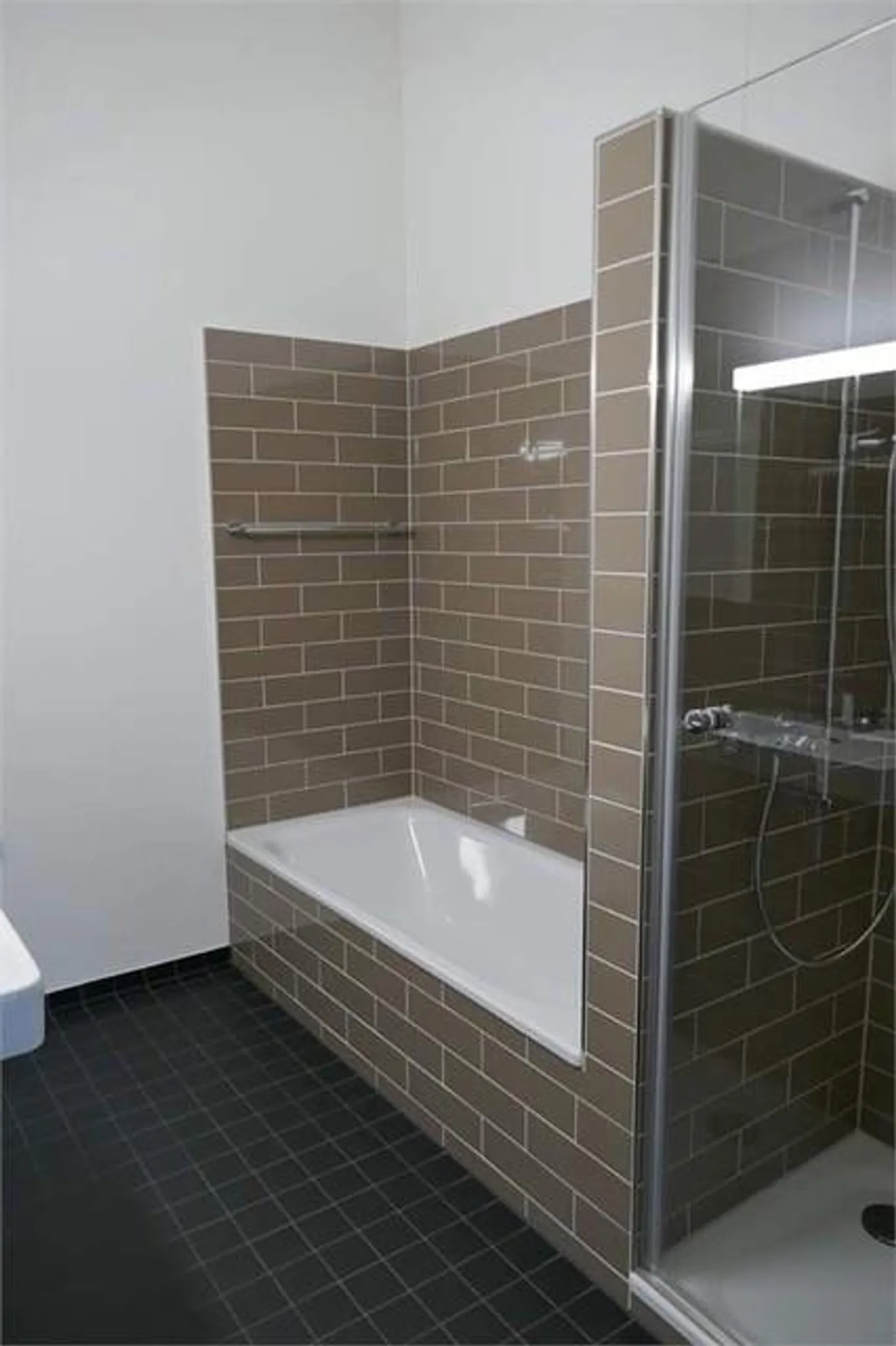 Appartement 3.5 pièces, 2ème étage avec loggia - Photo 3 sur 3