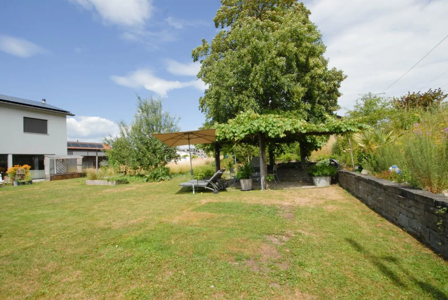 Single-family house with XL garden - Photo 3 of 13