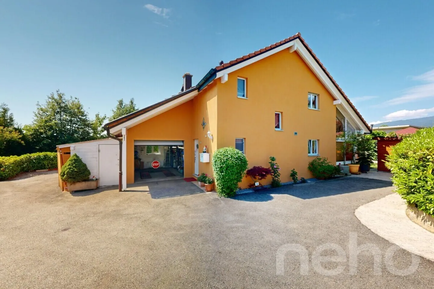 Beautiful family house with pool and summer kitchen in a quiet location - Photo 1 of 12