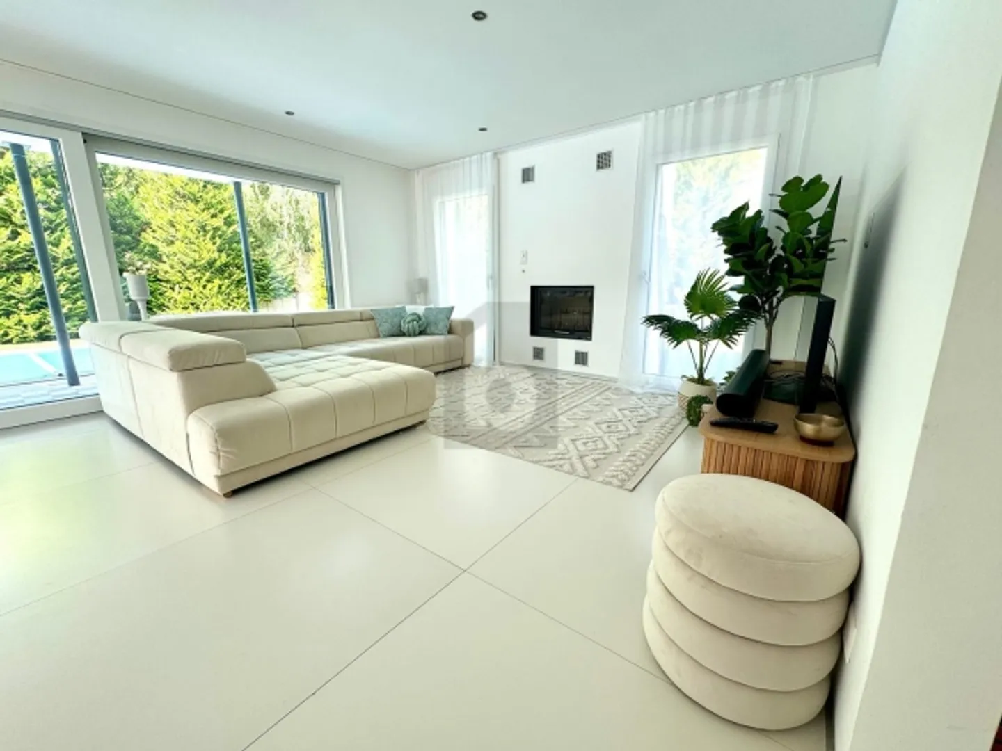 MODERNE, SPACIEUSE AVEC PISCINE - Photo 2 sur 6