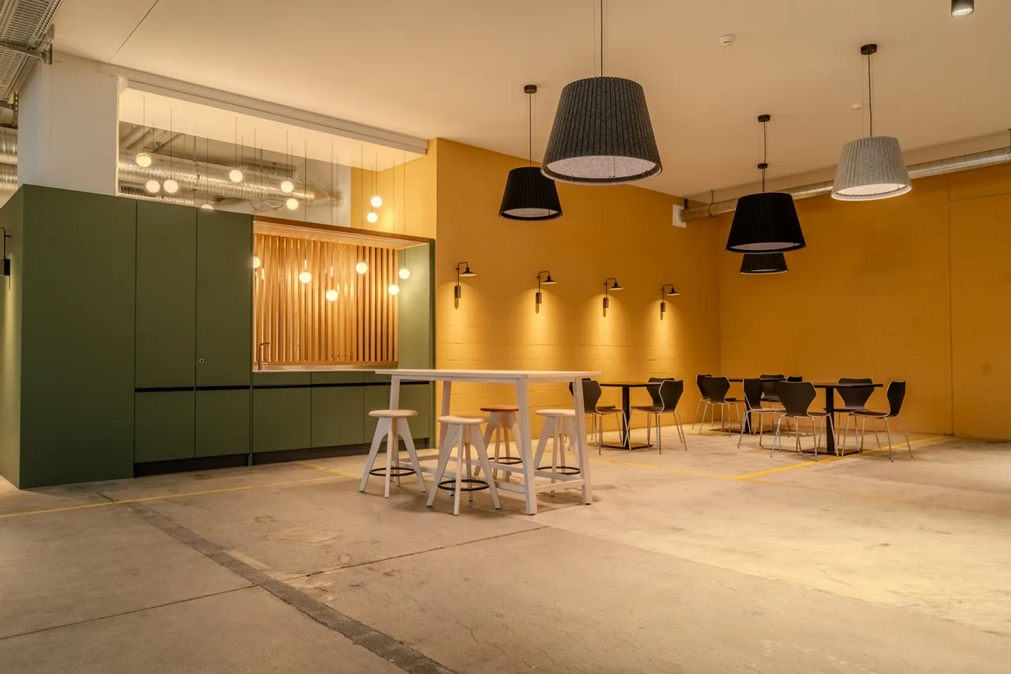 Storage, Production and Office Premises in a Prime Location - Photo 5 of 10